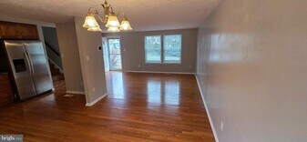 223 Laura Anne Ct in Sterling, VA - Building Photo