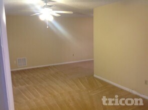 2290 Colonial Dr in Dunedin, FL - Foto de edificio - Building Photo