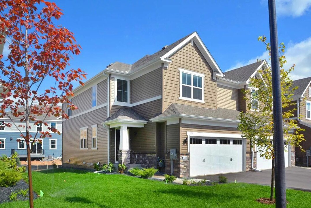 4311 Corn Silk Ln in Woodbury, MN - Foto de edificio