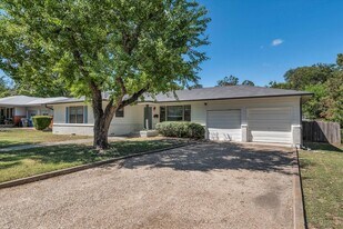 1325 Sunset St in Waco, TX - Building Photo