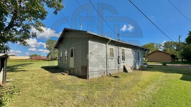 410 E Taylor Ave in Arkansas City, KS - Building Photo - Building Photo