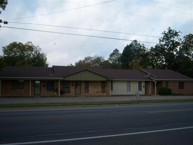 1973 E Booth St in Paris, TX - Building Photo