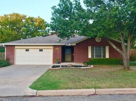 1003 Henrietta St in Fredericksburg, TX - Building Photo