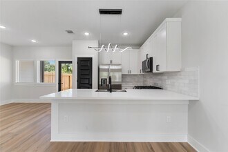 6909 S Hall St in Houston, TX - Foto de edificio - Building Photo