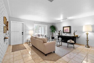 9075 SW 48th Terrace in Olympia Heights, FL - Building Photo - Building Photo