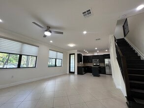 3390 NW 125th Ave in Sunrise, FL - Foto de edificio - Building Photo