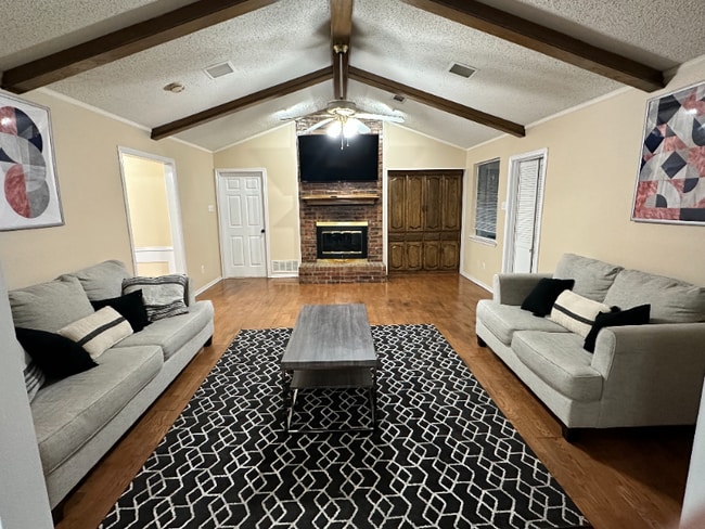 4821 S Country Club Rd in Garland, TX - Foto de edificio - Building Photo