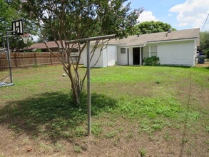 419 Anton Dr in San Antonio, TX - Foto de edificio - Building Photo