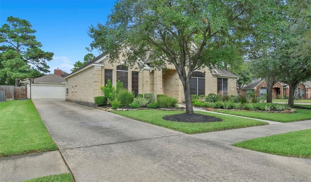 19302 Paradise Summit Dr in Tomball, TX - Building Photo