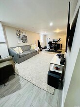 92 Clapham Ave in Manhasset, NY - Building Photo - Building Photo