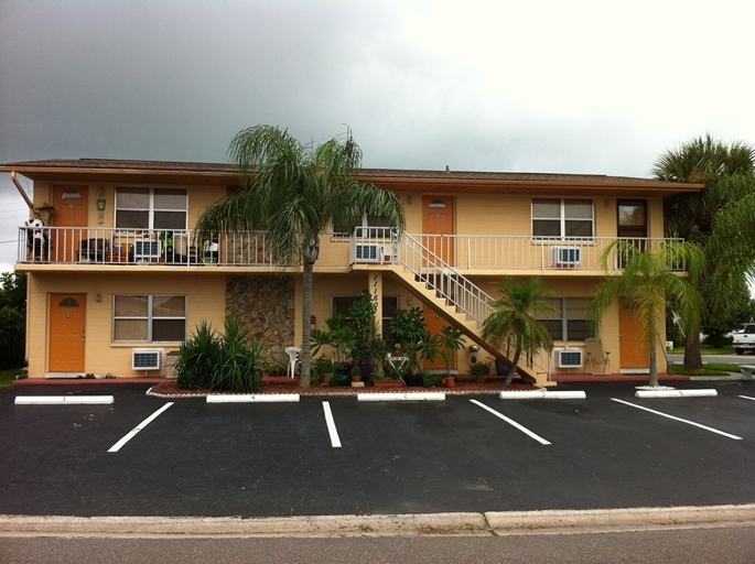 Palm Pointe in Treasure Island, FL - Foto de edificio