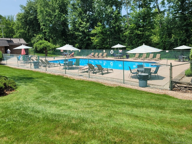 60 Rambling Brook Ln in Glastonbury, CT - Building Photo - Building Photo