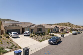 Running Deer Estates in Lake Elsinore, CA - Foto de edificio - Building Photo