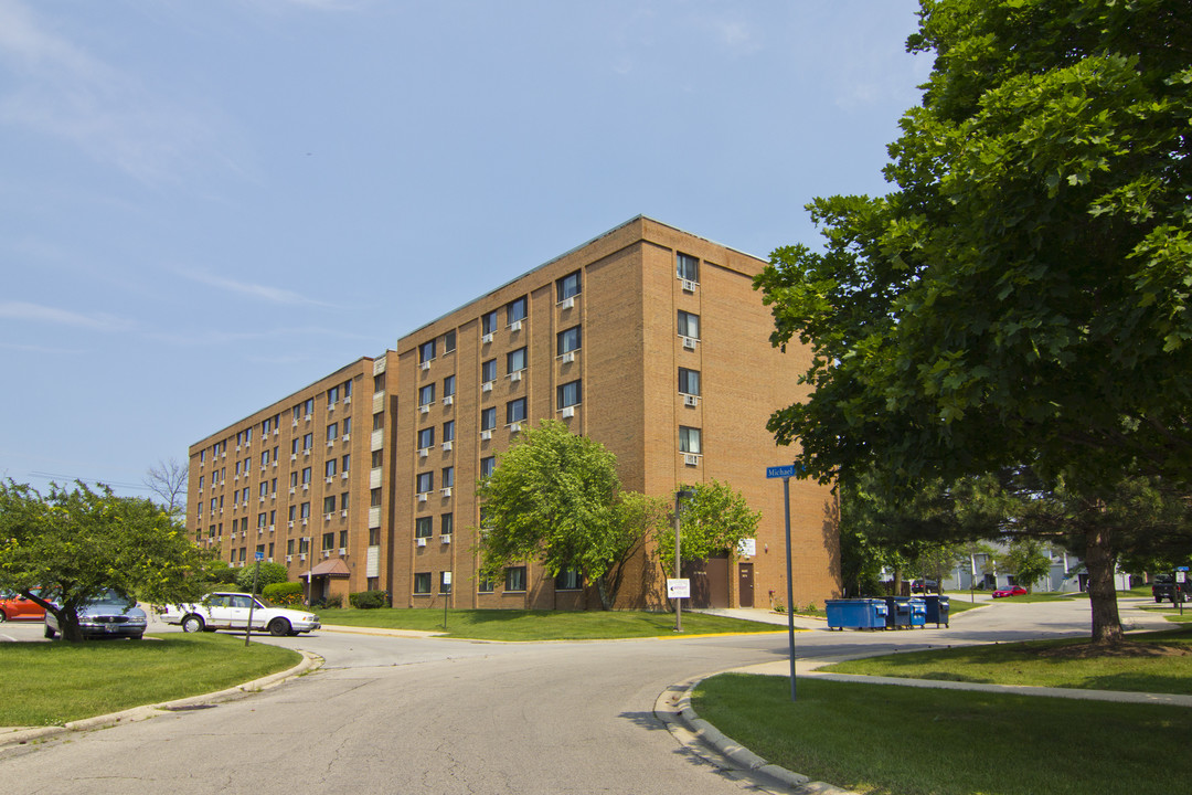 Shorewood Tower in Glendale Heights, IL - Foto de edificio