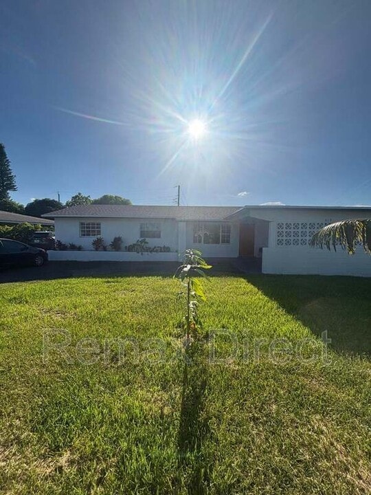 319 S Congress Ave in West Palm Beach, FL - Building Photo