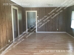 1028 Shepherd St in Hendersonville, NC - Building Photo - Building Photo