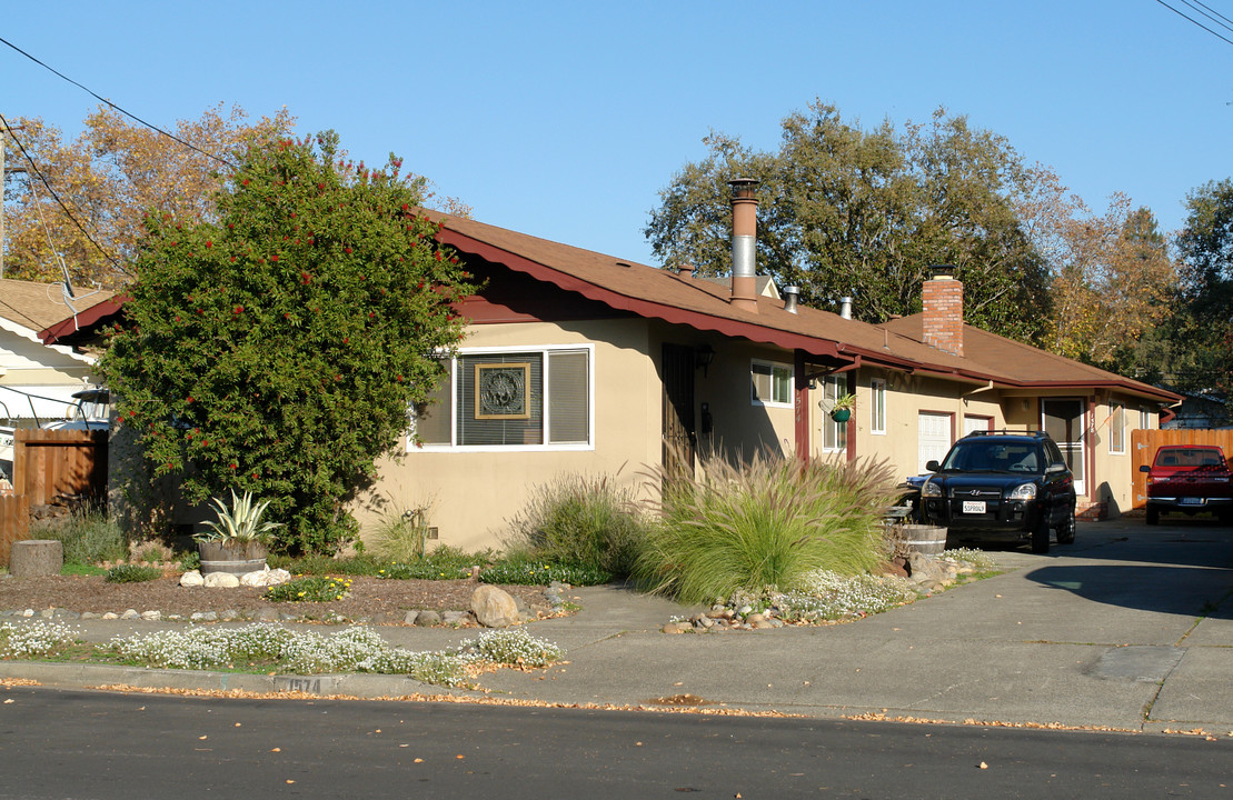 1574 Wright St in Santa Rosa, CA - Foto de edificio