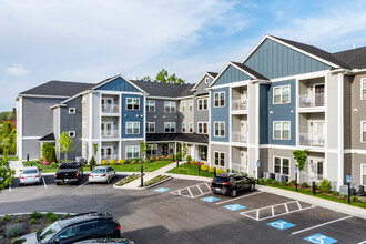 19 Canal Apartments in Millbury, MA - Foto de edificio - Building Photo