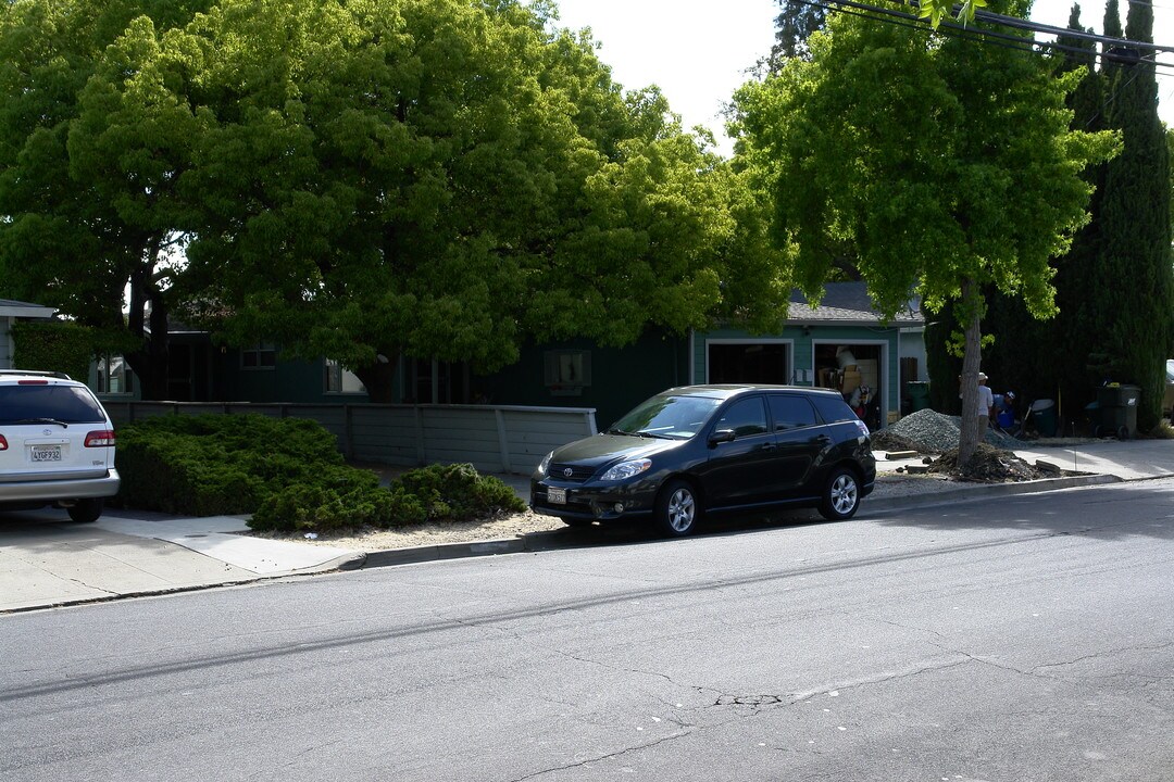 1165 Valota Rd in Redwood City, CA - Building Photo