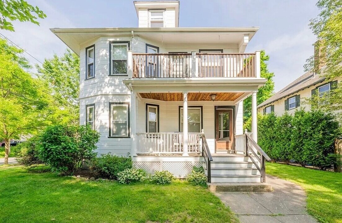 61 Pine St, Unit 2 in Belmont, MA - Foto de edificio