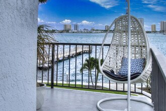 3040 Lake Shore Dr in Riviera Beach, FL - Building Photo - Building Photo
