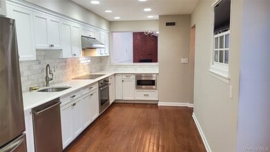 91 Duck Pond Dr in Manhasset, NY - Building Photo - Building Photo