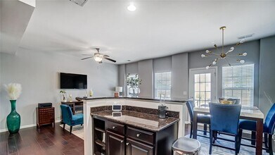 6402 Terrace View Ct in Charlotte, NC - Foto de edificio - Building Photo