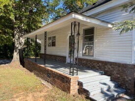 597 N Forest St in Spartanburg, SC - Building Photo