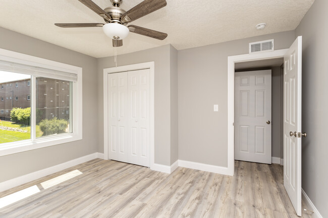 Henry Louis Apartments in Omaha, NE - Foto de edificio - Interior Photo