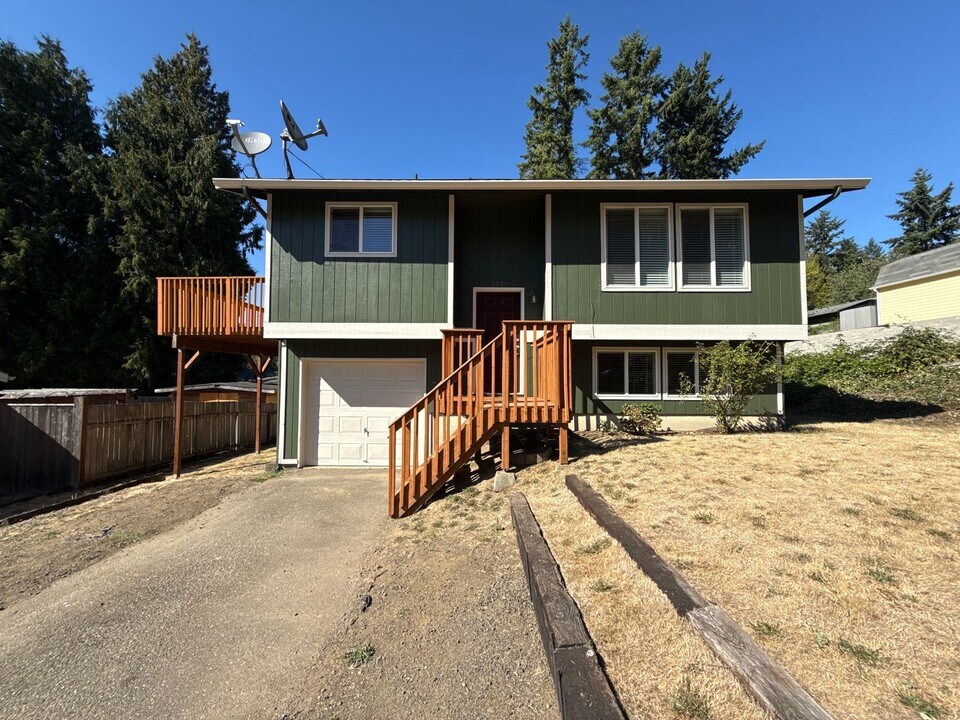 6995 E Indianwood Ct in Port Orchard, WA - Foto de edificio