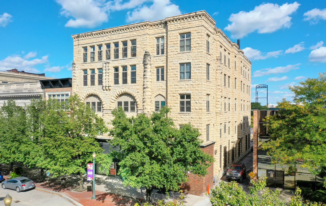 68 N Chicago St in Joliet, IL - Building Photo