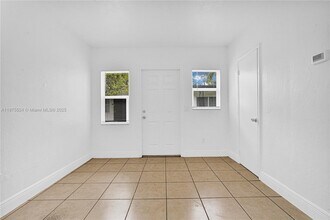 1960 SW 41st Ave in Fort Lauderdale, FL - Foto de edificio - Building Photo