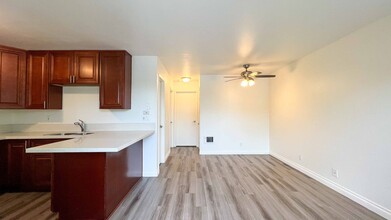 4960-4970 Auburn Drive in San Diego, CA - Building Photo - Interior Photo