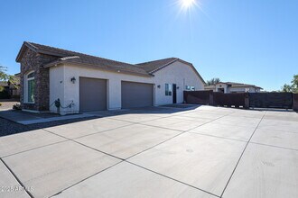 6327 E Dixileta Dr in Cave Creek, AZ - Building Photo - Building Photo