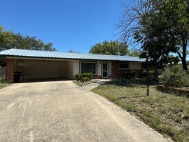 11 Powell Dr in Lampasas, TX - Building Photo