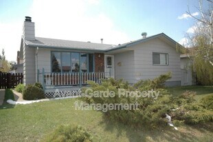 12243-12142 142 Ave NW in Edmonton, AB - Building Photo