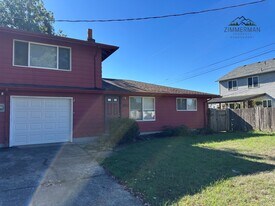 3793-3795 Redwood Dr in Springfield, OR - Building Photo