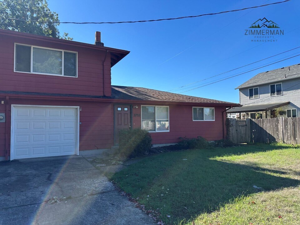 3793-3795 Redwood Dr in Springfield, OR - Building Photo
