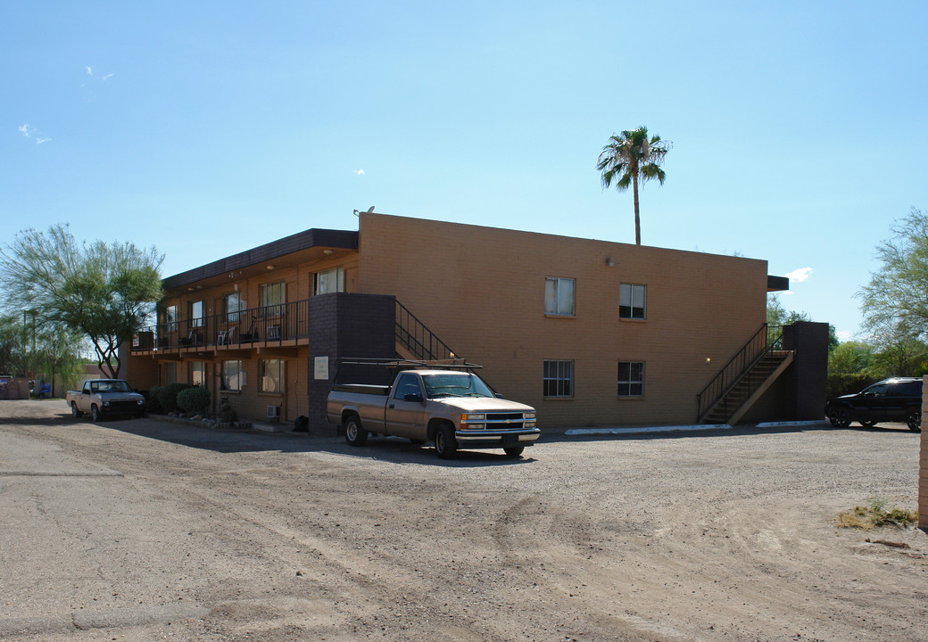 Tanque Verde Arms Apartment in Tucson, AZ - Building Photo