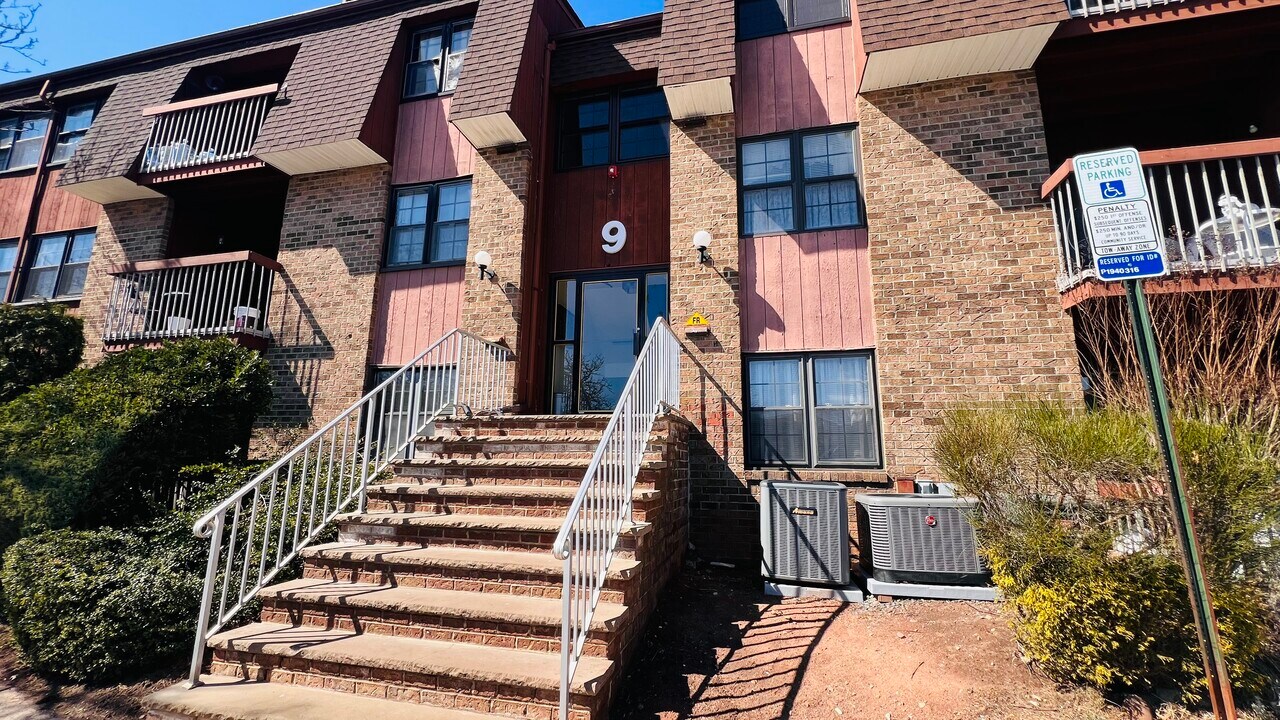 103 Keystone Ct, Unit 103B in Woodbridge, NJ - Building Photo