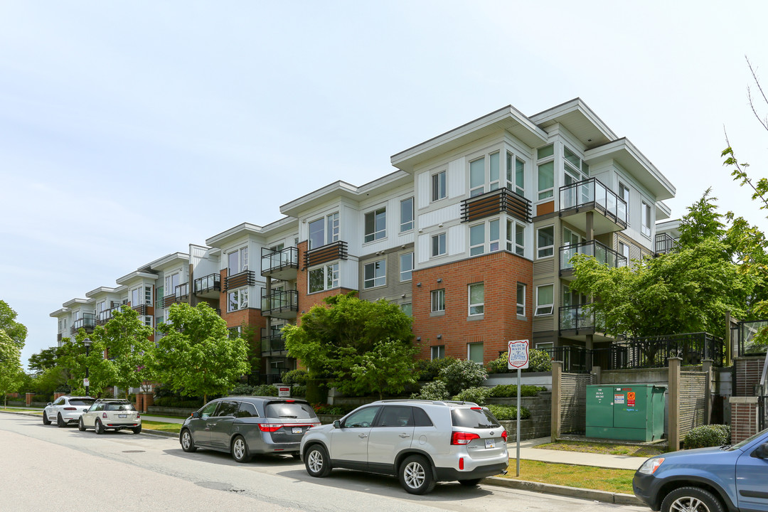 Cambridge park in Richmond, BC - Building Photo