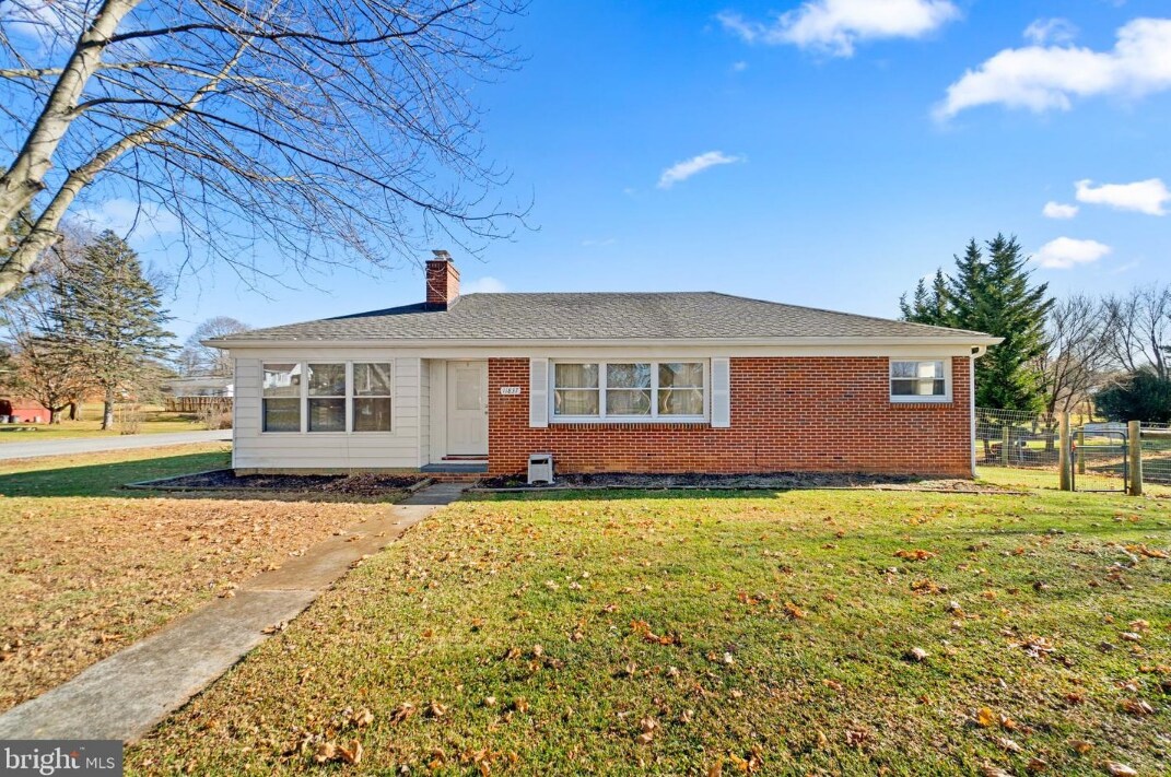 11837 Robinwood Dr in Hagerstown, MD - Building Photo