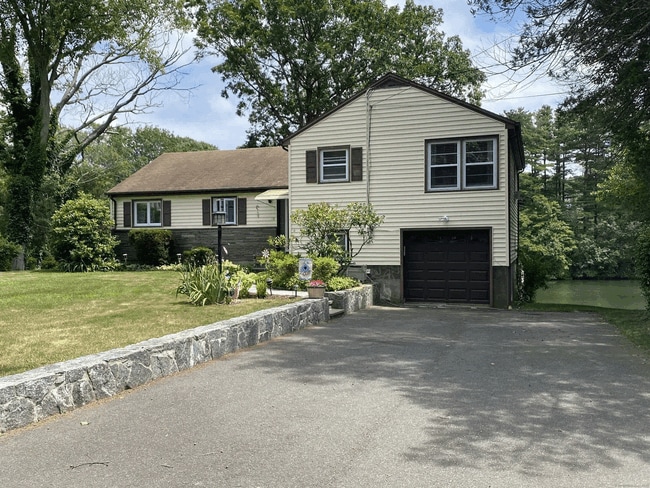 12 Pine Point Dr in Bridgeport, CT - Building Photo - Building Photo