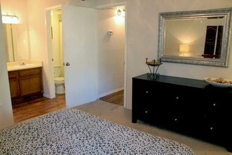 2000 Cedar Bend Dr, Unit 10305 in Austin, TX - Building Photo - Building Photo