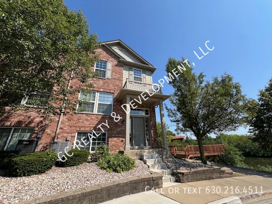 1513 Bristol Ln in Wood Dale, IL - Building Photo