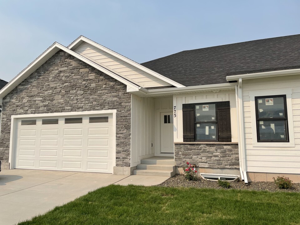 775 Silvermaple Dr in Ammon, ID - Foto de edificio