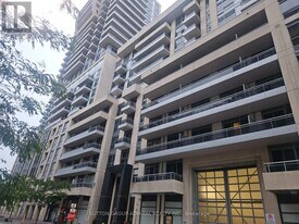 9205 Yonge St in Richmond Hill, ON - Building Photo