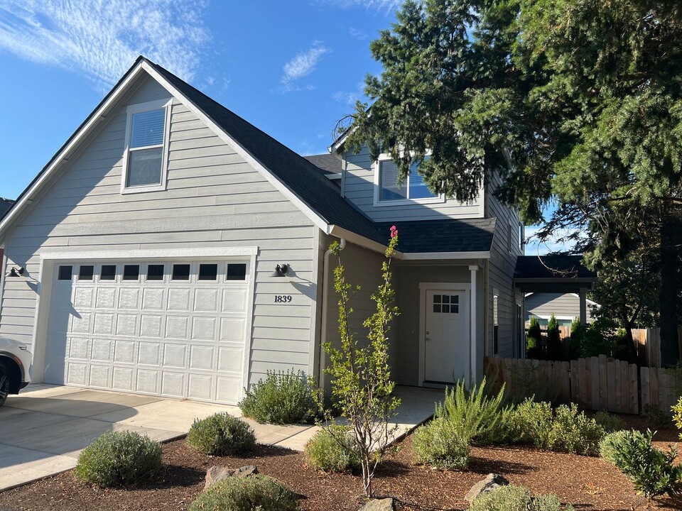 1839 Dulcimer Ln in Medford, OR - Building Photo