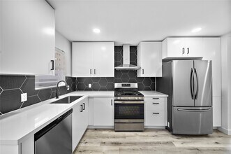 1106 W Tri Oaks Ln in Houston, TX - Building Photo - Building Photo