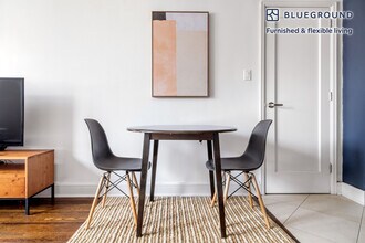 210 W 70th St in New York, NY - Building Photo - Building Photo